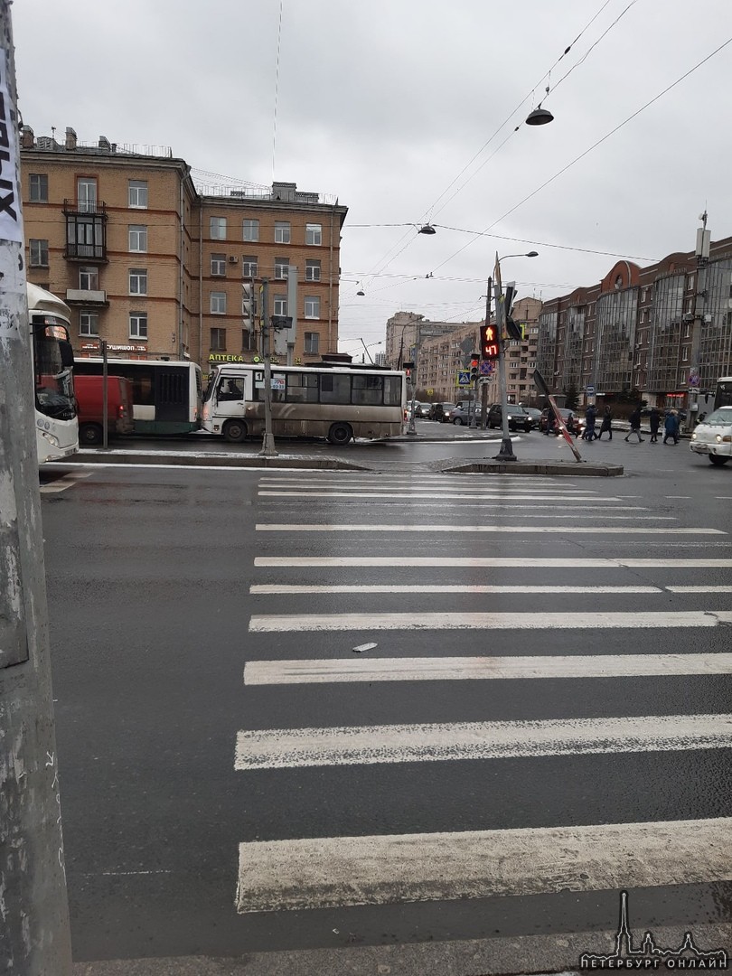 Маршрутка попыталась вытолкнуть автобус с остановки на перекрёстке Ленинского и Варшавской. А нез...