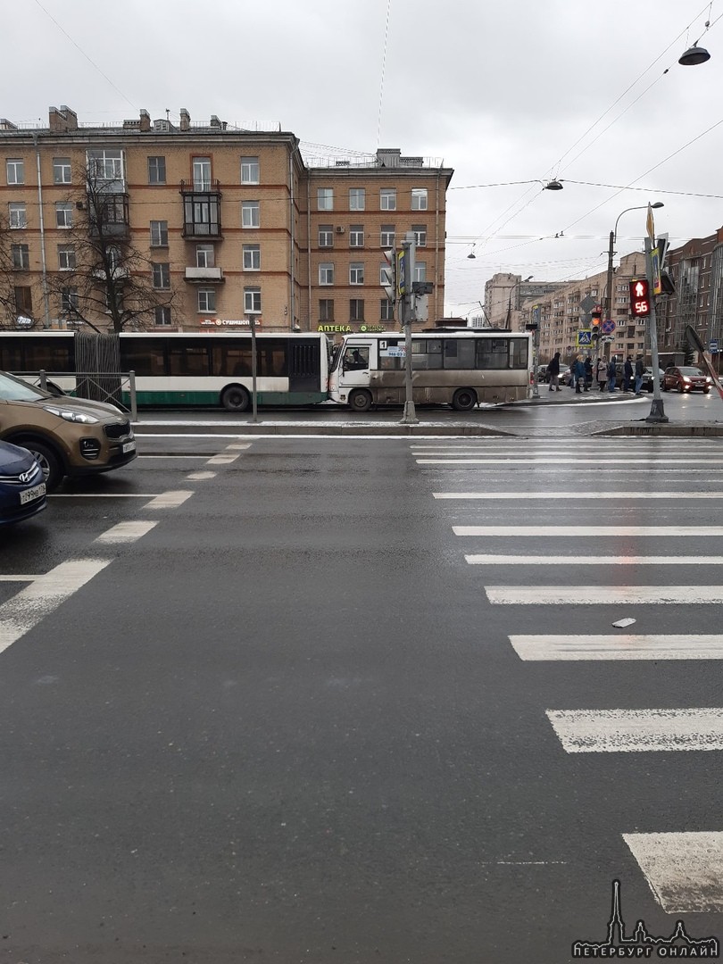Маршрутка попыталась вытолкнуть автобус с остановки на перекрёстке Ленинского и Варшавской. А нез...