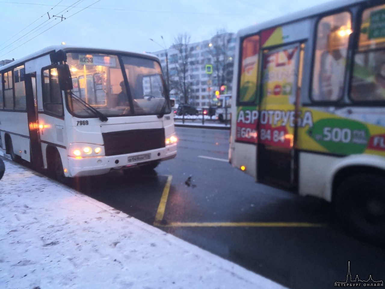 На остановке Софийской два друга водители маршрутки подрезали друг друга по очерели в итоге дтп
