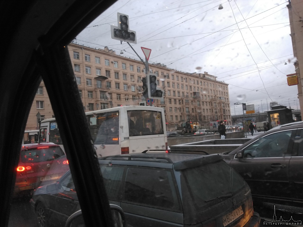 На перекрестке Ивановской и Бабушкина с раннего утра не работают светофоры.