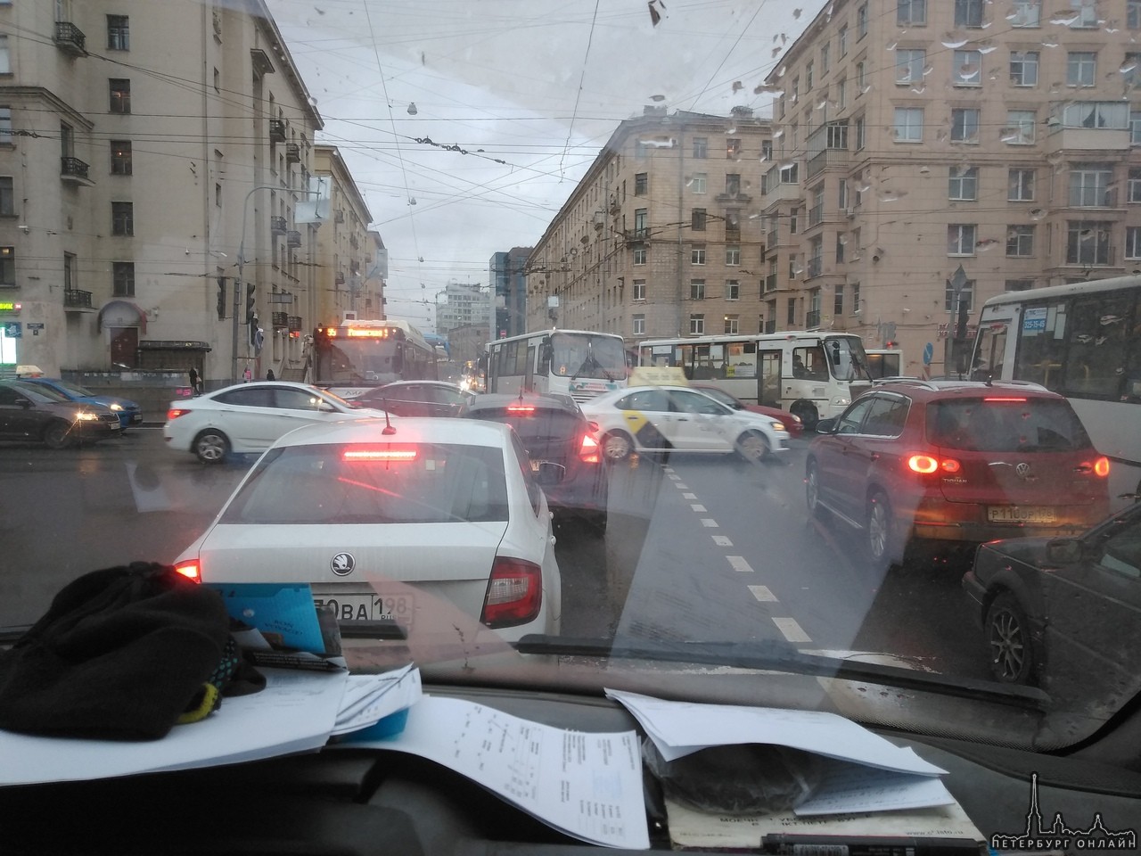 На перекрестке Ивановской и Бабушкина с раннего утра не работают светофоры.