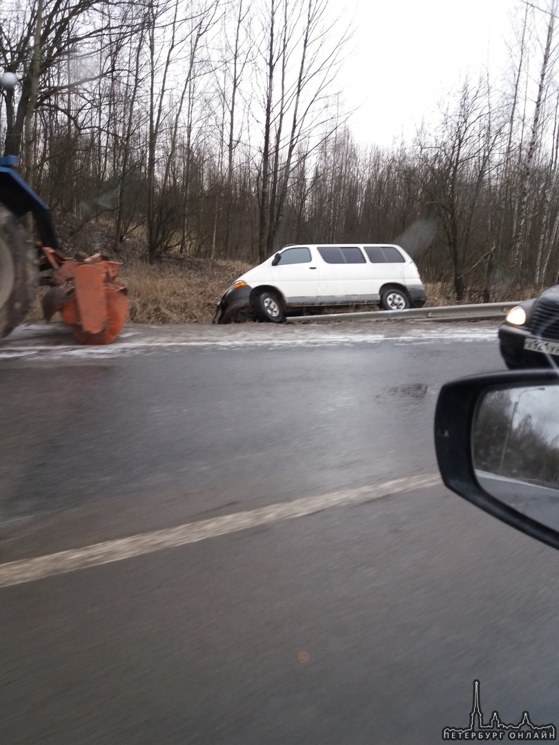 В Колпино на Загородная улице столкнулись два автомобиля. Микроавтобус улетел в кювет, лада калина м...