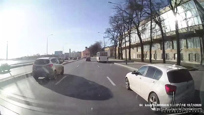 Еще одна видеозапись вчерашней аварии на Свердловской набережной перед Ватутина. Женщина на Фольксва...