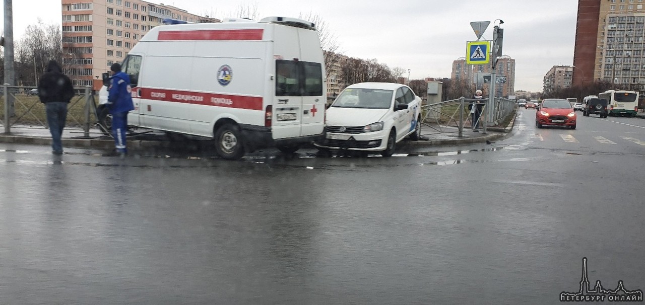 На перекрёстке Белградской и Турку , видимо Яндекс Такси не пропустил скорую помощь.