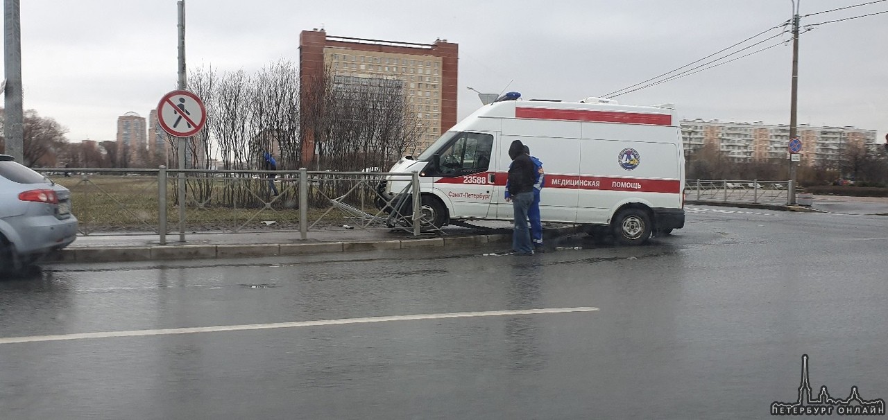 На перекрёстке Белградской и Турку , видимо Яндекс Такси не пропустил скорую помощь.