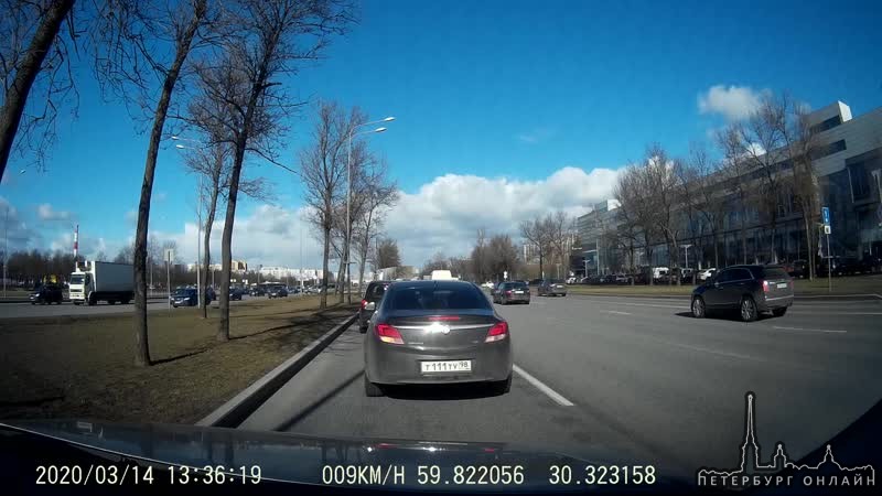 Видеозапись вчерашней аварии на Пулковском шоссе. Фура подмяла Ниву на развороте.
