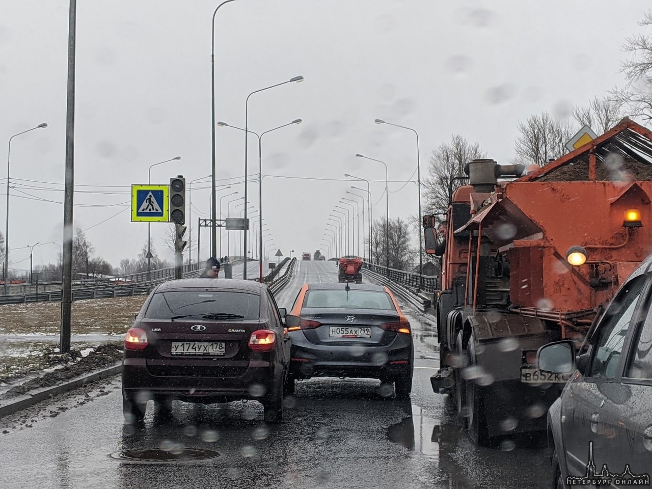 Лада и каршеринговый Hyundai встали на Пискаревском