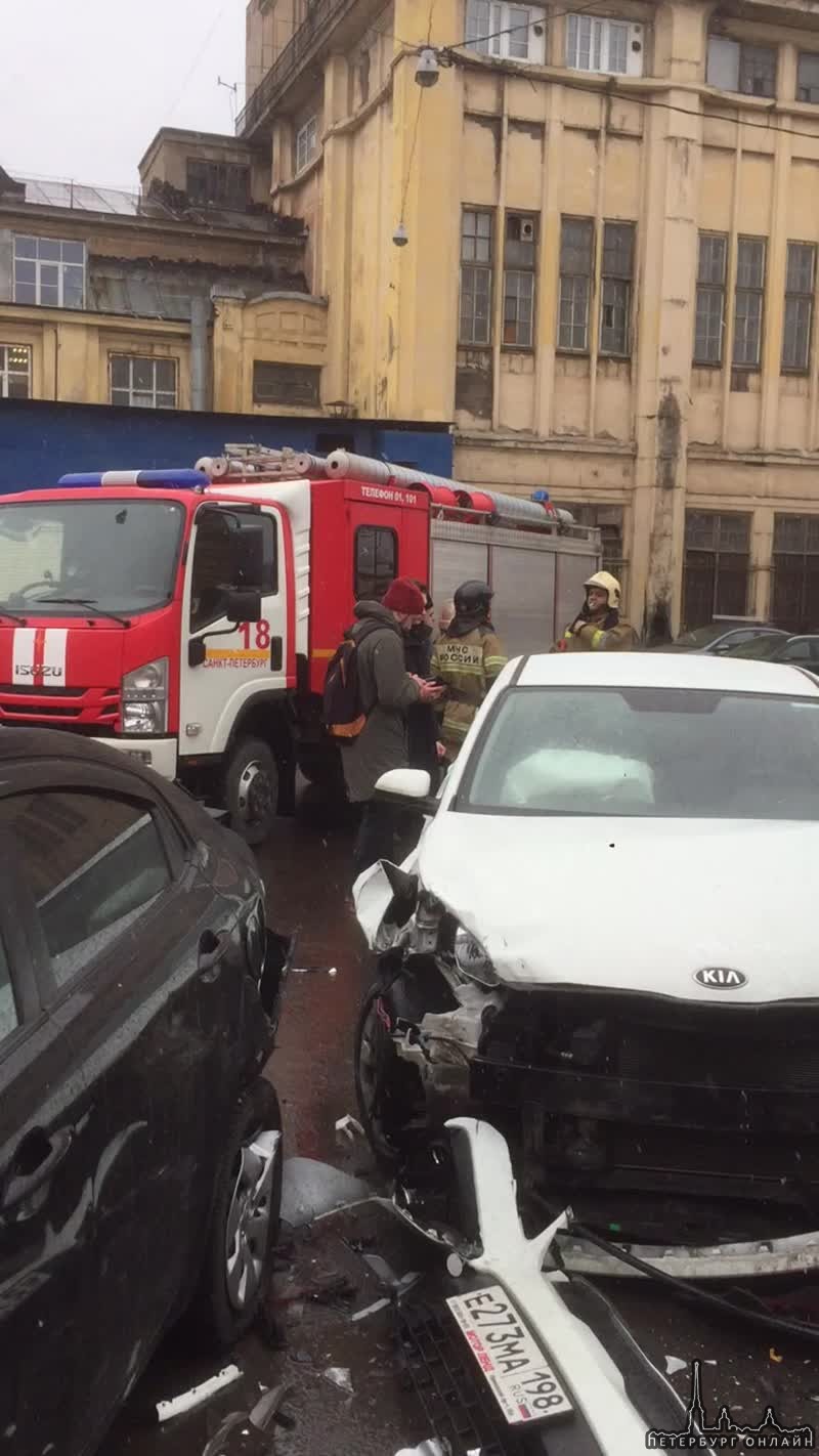 На 26 линии В.О. Каршеринг влетел в припаркованные машины на повороте. Задел 3 машины.