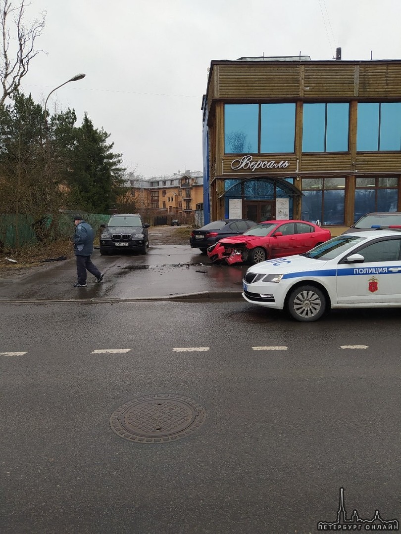 В Павловске на Звериницкой улице столкнулись 2 машины, видимо влобовую. Пострадавшие есть, на месте ...