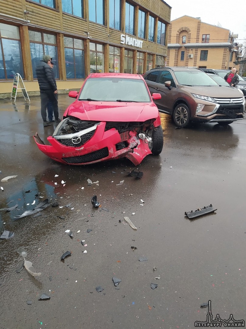 В Павловске на Звериницкой улице столкнулись 2 машины, видимо влобовую. Пострадавшие есть, на месте ...