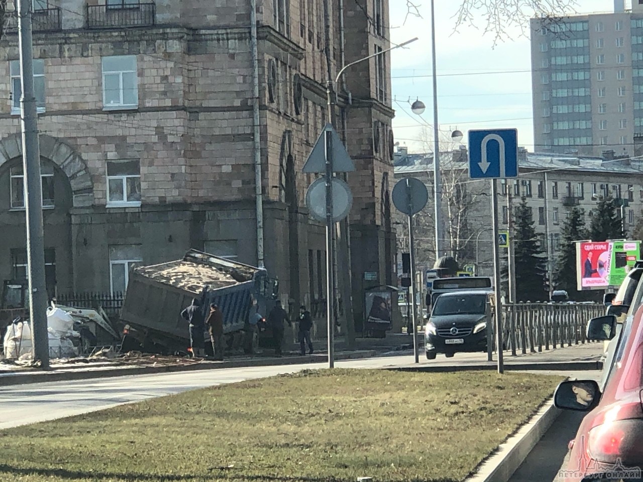 На Светлановском проспекте у площади провалился самосвал Ford полный песка.