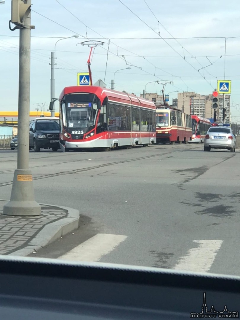 На улице Маршала Казакова, Volvo хотела проехать сквозь трамвай, но не удалось