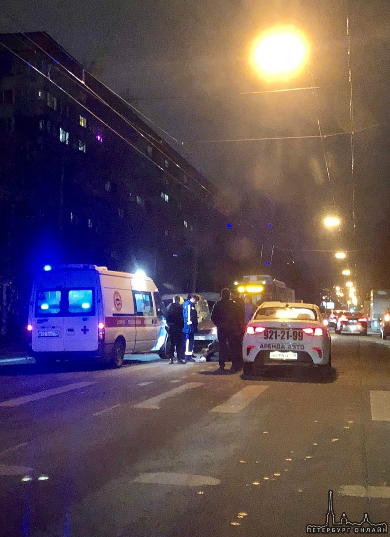 Примерно в 22:00 произошло ДТП на ул. Софьи Ковалевской. Подробности неизвестны, на пешеходном перех...