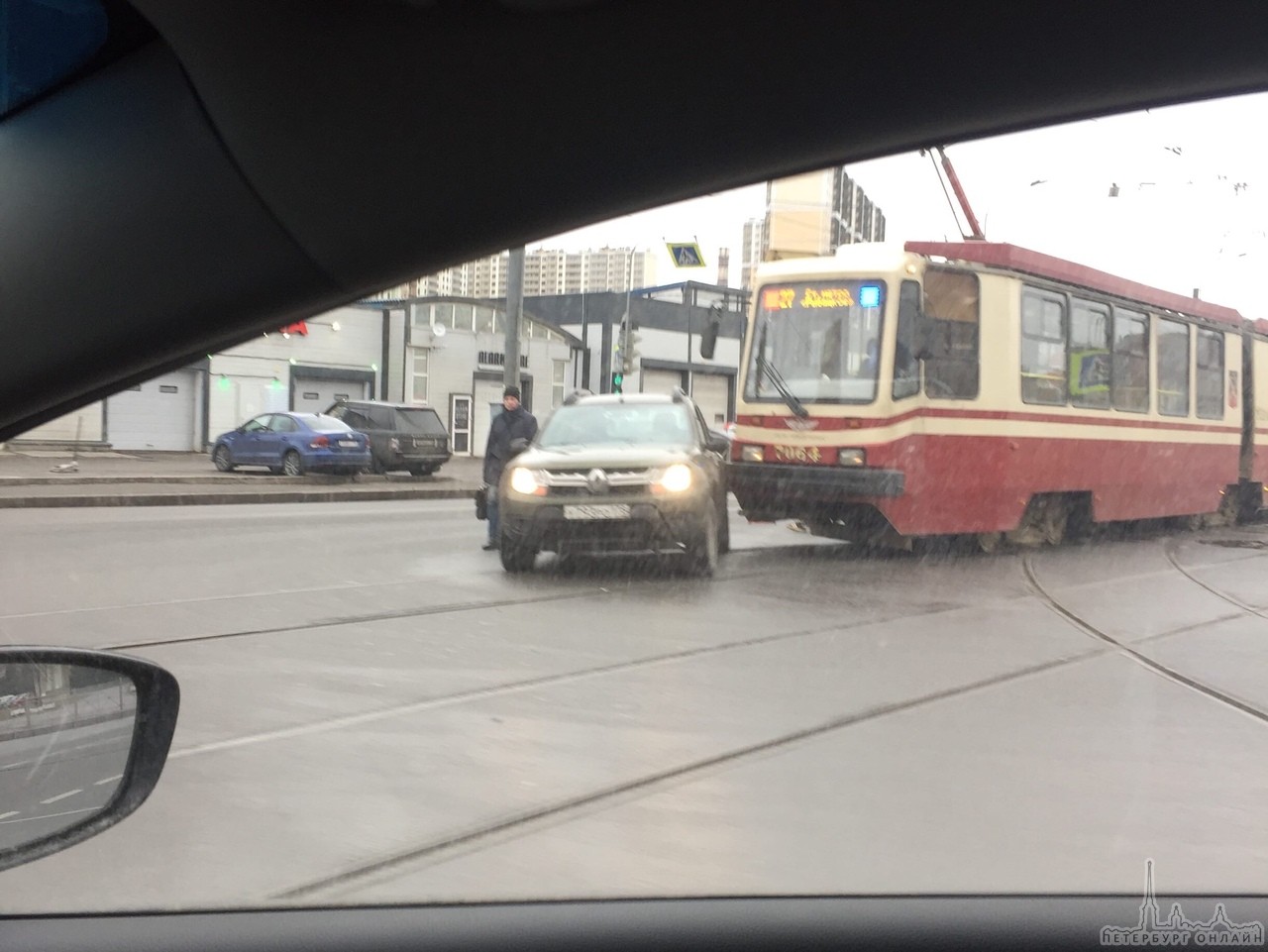 Renault Дастер не заметил трамвай на пересечении Дальневосточного и Дыбенко. Трамваи встали. ДПС на мес...