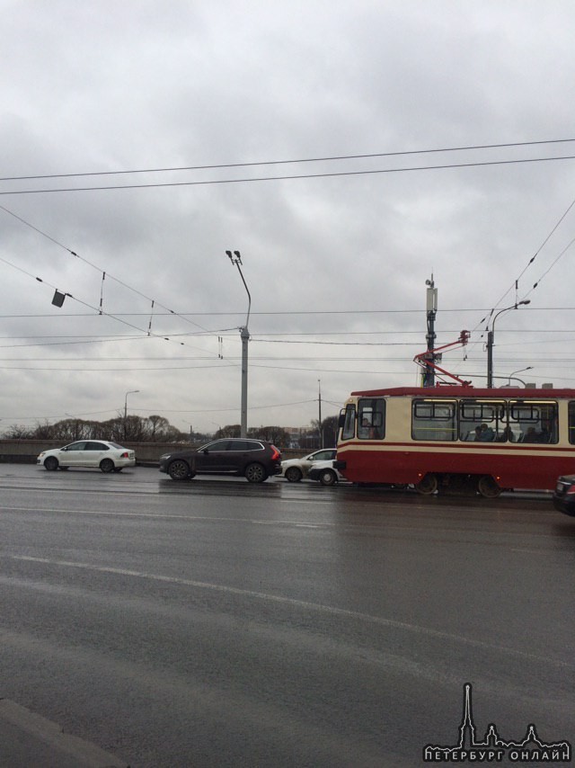 Авария на мосту Александра Невского парализовала движение трамваев.