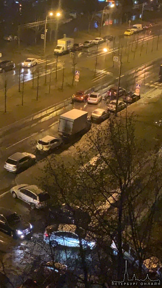 На Маршала Захарова 3 машины перекрыли дорогу. Машины и автобусы объезжают по тротуару