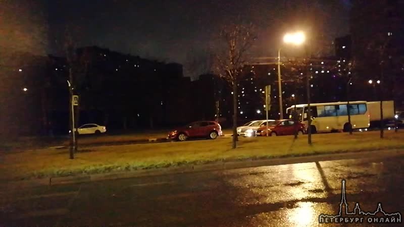 На Маршала Захарова 3 машины перекрыли дорогу. Машины и автобусы объезжают по тротуару