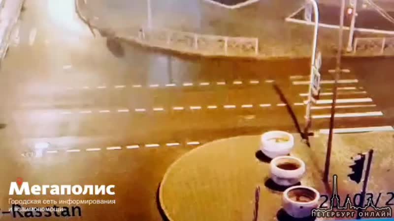 Появилось видео утреннего дтп с газелью на перекрёстке Лиговского и Расстанной. Новость ранее: htt...