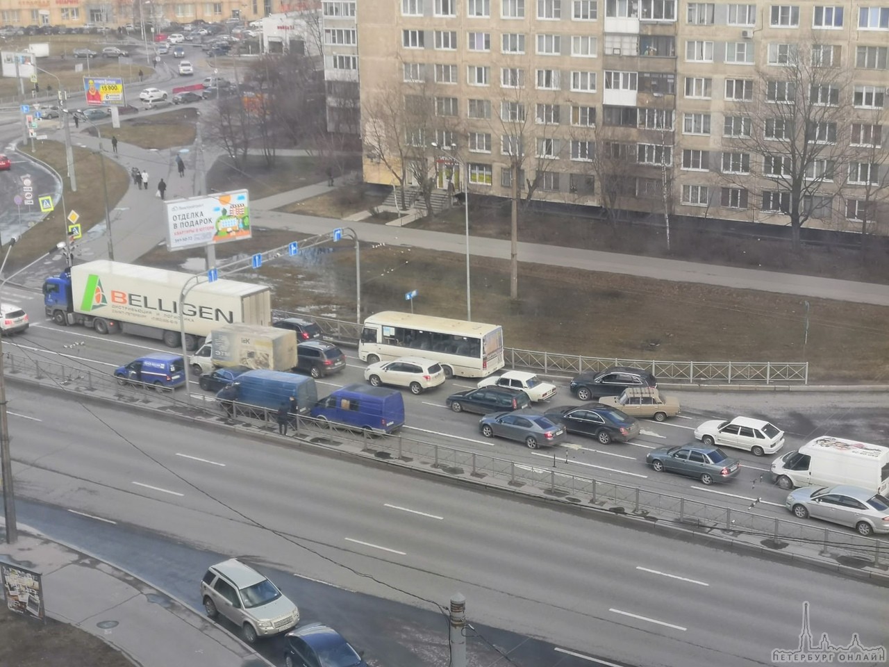 На Софийской перед Белы Куна, в сторону Салова синяя газель догнала четыре автомобиля. Перекрыто две...