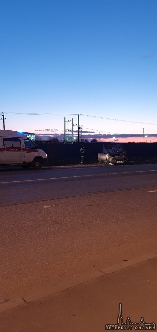 На Волхонском шоссе, возле остановки современников машина лежит на крыше, машина скорой и ДПС.
