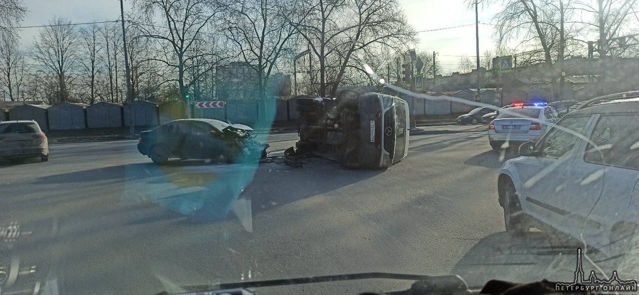 Toyota завалила поворачивающий налево с Витебского на Кузнецовскую микроавтобус В результате ДТП вод...