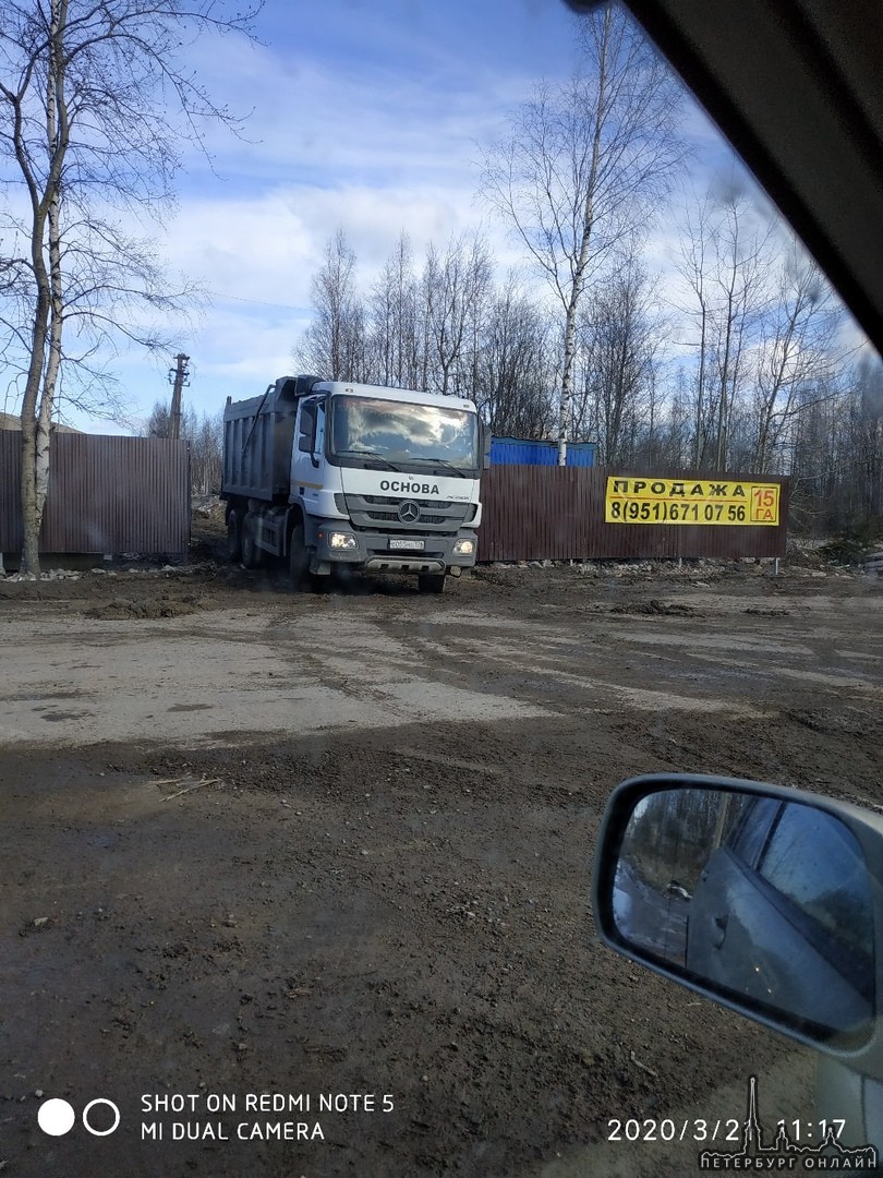 В Новом Девяткино, у светофора около Ленты в сторону Токсово у самосвала "Основа" Mercedes о055ме178...