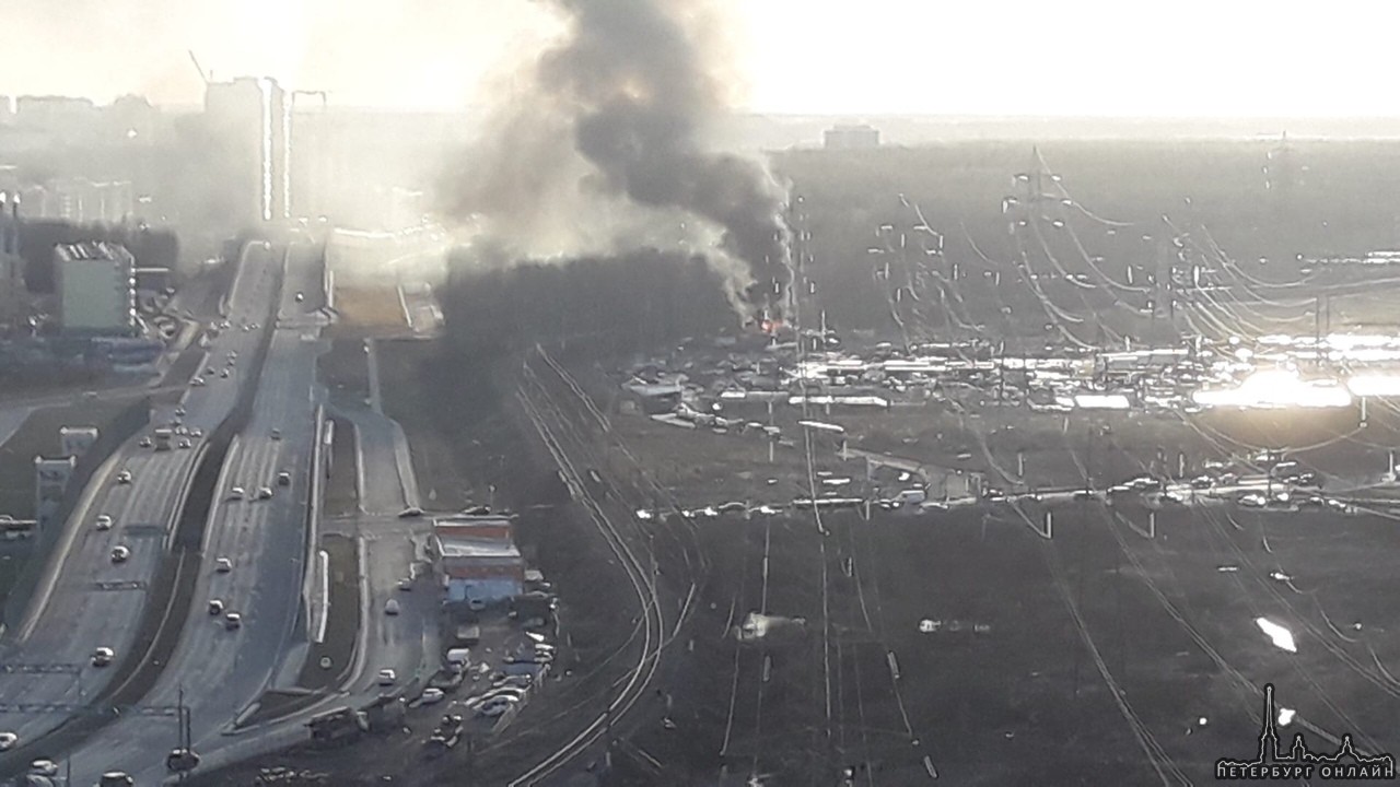 Пожар на углу перекрестка Суздальского и Выборгского шоссе.
