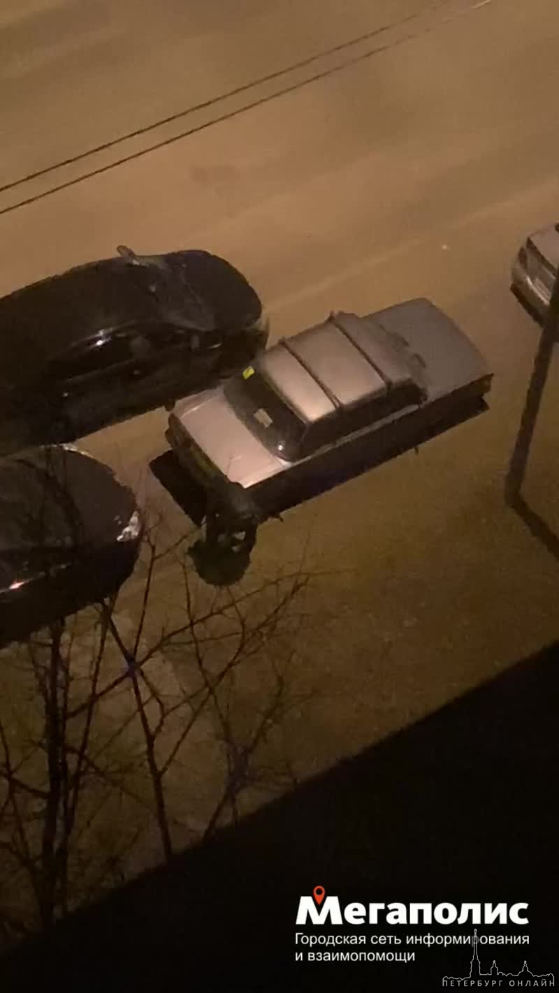 Сегодня ночью в 3:40, мужчина слил бензин из припаркованного автомобиля на улице Жени Егоровой.