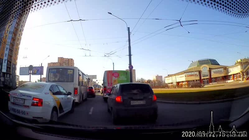 Маршрутка К-246 скатилась на Яндекс такси на перекрёстке Ленинского и Народного Ополчения. Дата-врем...