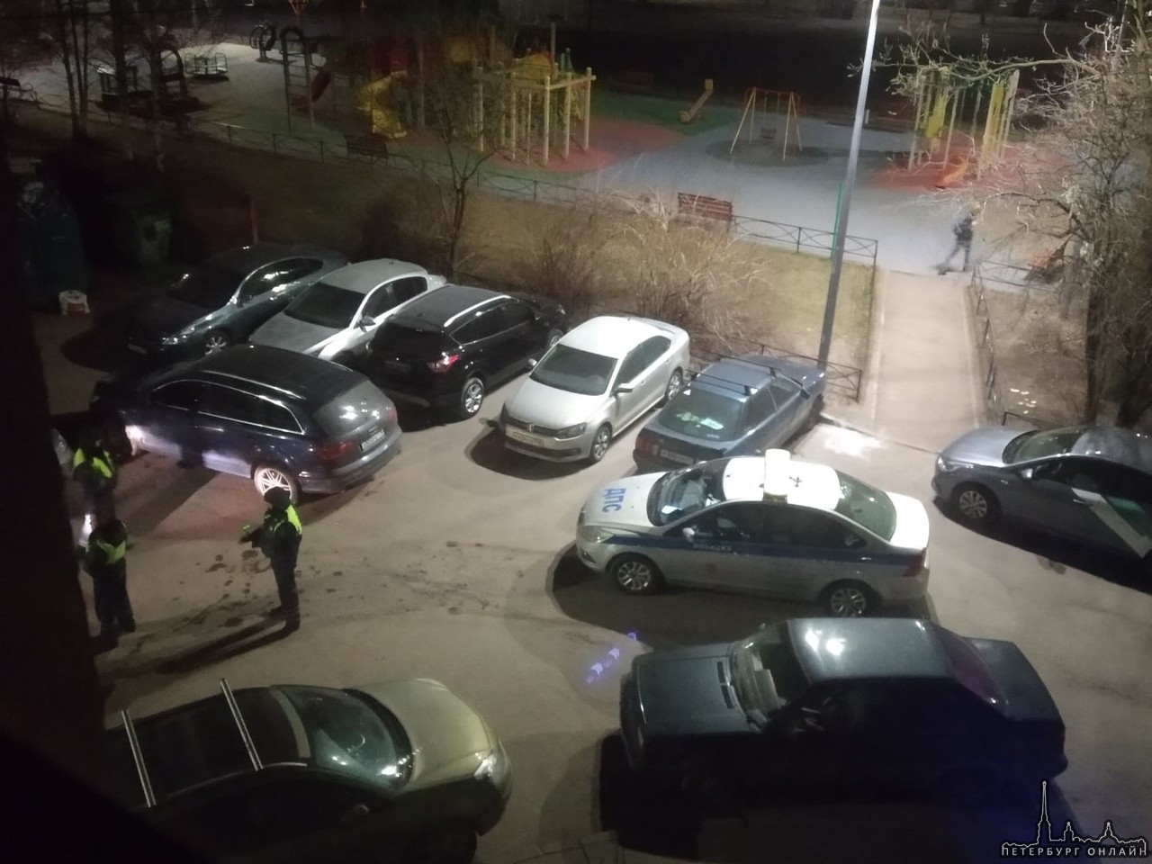 Во дворах на улице Тельмана ДПС ночью поймали Audi.