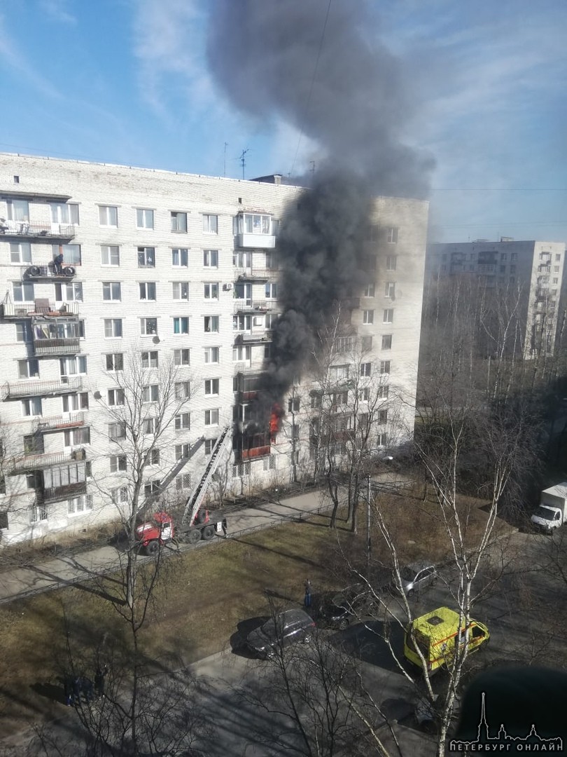 Горит квартира на втором этаже дома 19 на улице Стойкости. На носилках вынесли человека в мешке.