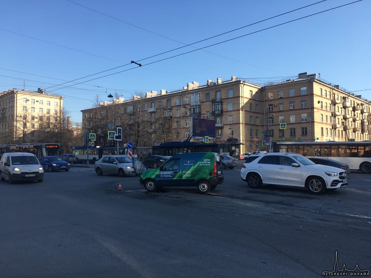 ДТП на пересечении Варшавской улицы и Ленинского проспекта , один улетел на газон от удара , дпс на ...