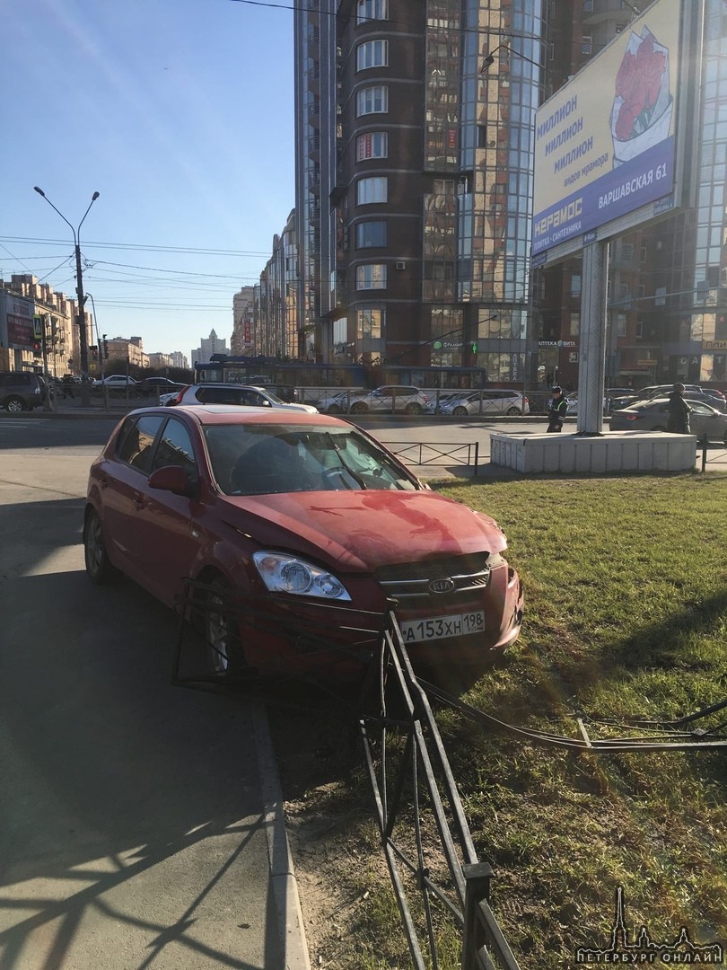 ДТП на пересечении Варшавской улицы и Ленинского проспекта , один улетел на газон от удара , дпс на ...