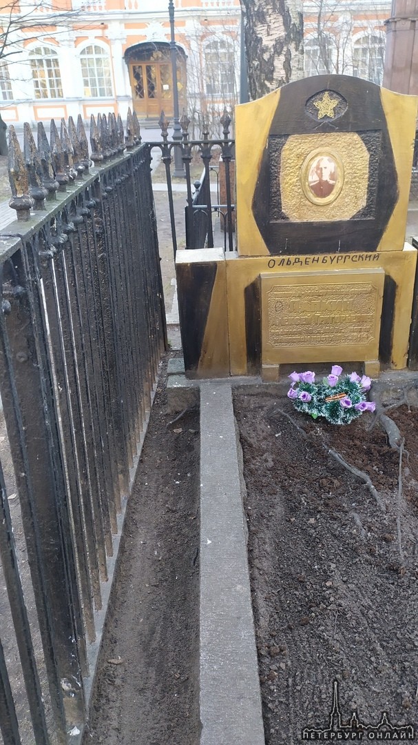 Неизвестные проделали странные манипуляции с надгробиями могил на кладбище у Троицкого собора Алекса...