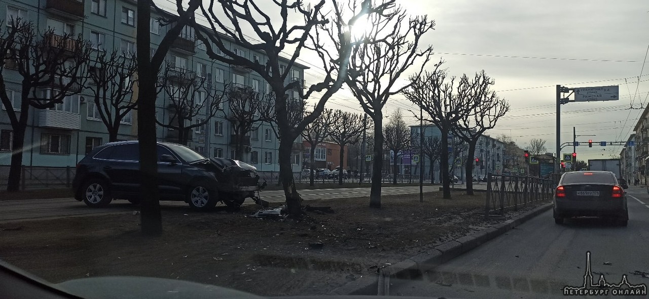 На Новочеркасском проспекте кроссовер вылетел на тротуар и протаранил дерево.