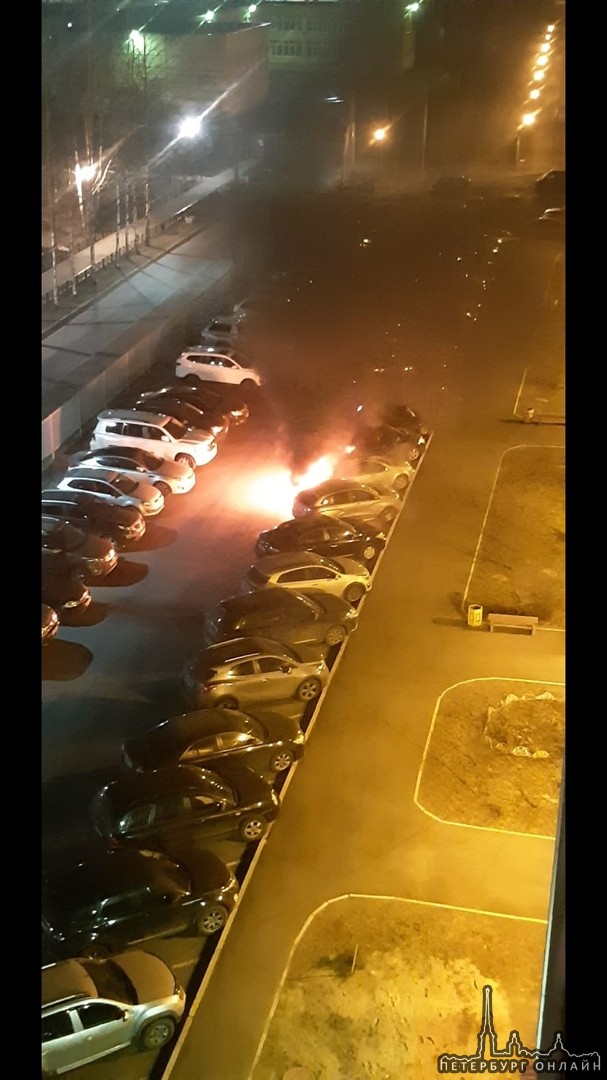 Янино 1, Новая 16 к 2 Сегодня ночью подожгли автомобиль, один сгорел до тла, второй пострадал. Пожар...