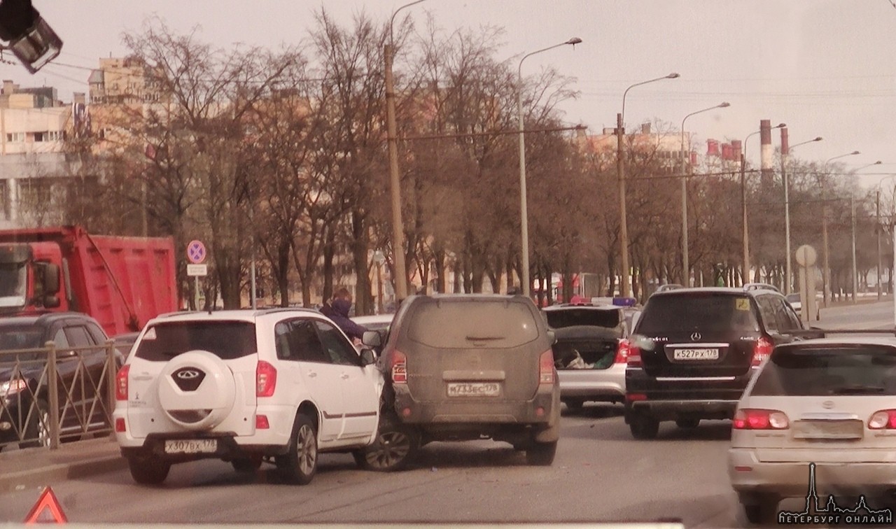 Nissan и Черри притерлись на проспекте Маршала Жукова сразу после Ленинского в сторону улицы Маршала...