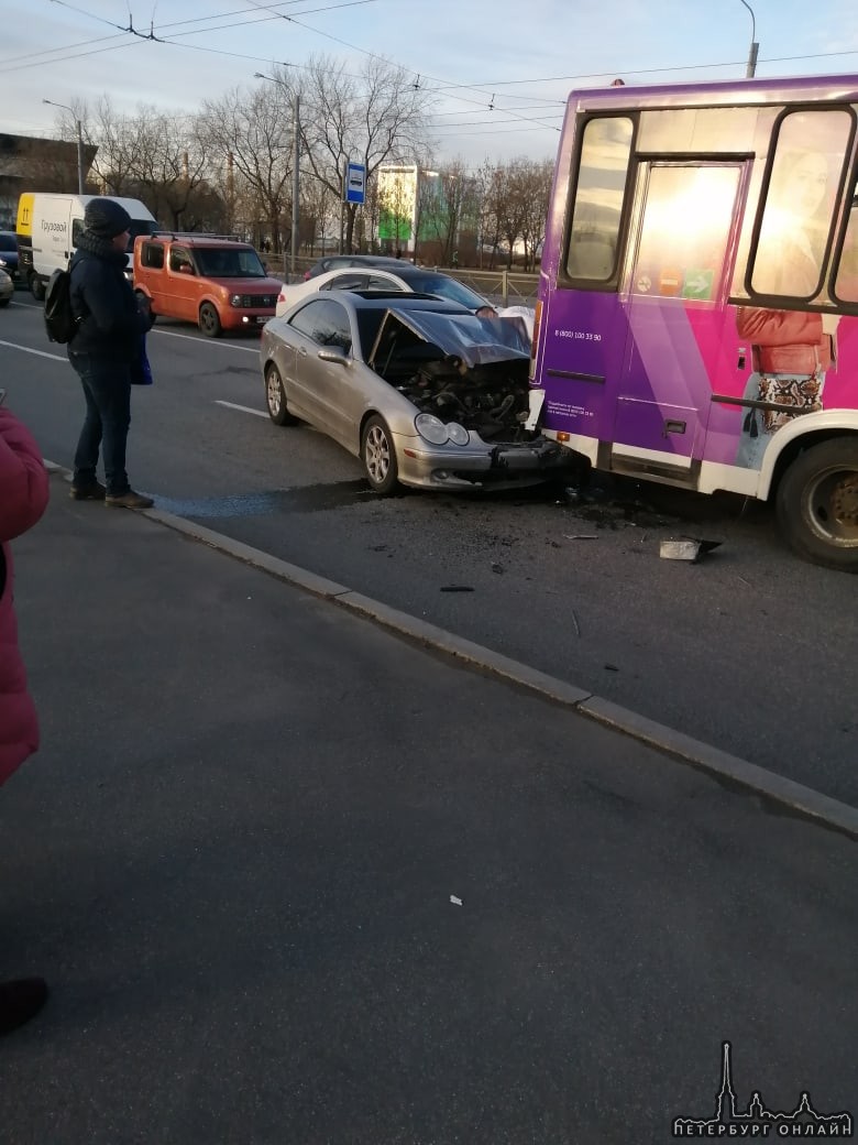Напротив Университета Профсоюзов на Бухарестской улице Mercedes влетел под маршрутку №401.