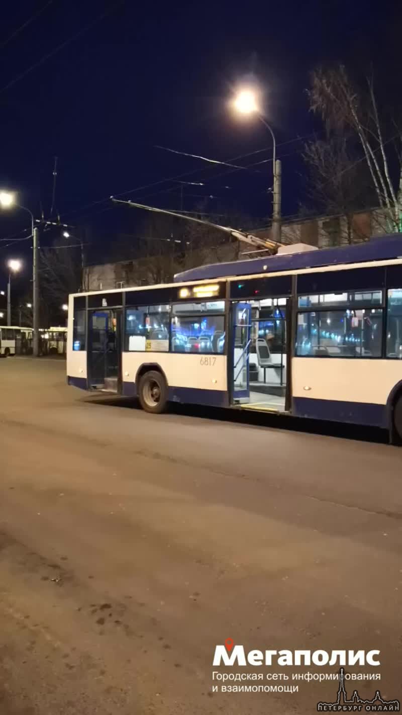 У станции метро "Старая Деревня" на троллейбусном кольце производят дезинфекцию троллейбусов.