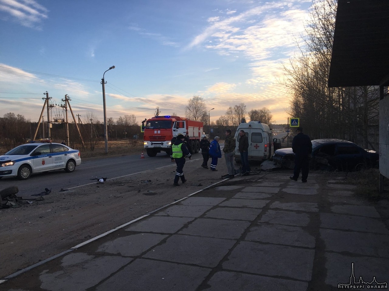 Сегодня на Петрозаводском шоссе в посёлке Павлово девушка на Фокусе начала обгонять фуру и столкнула...