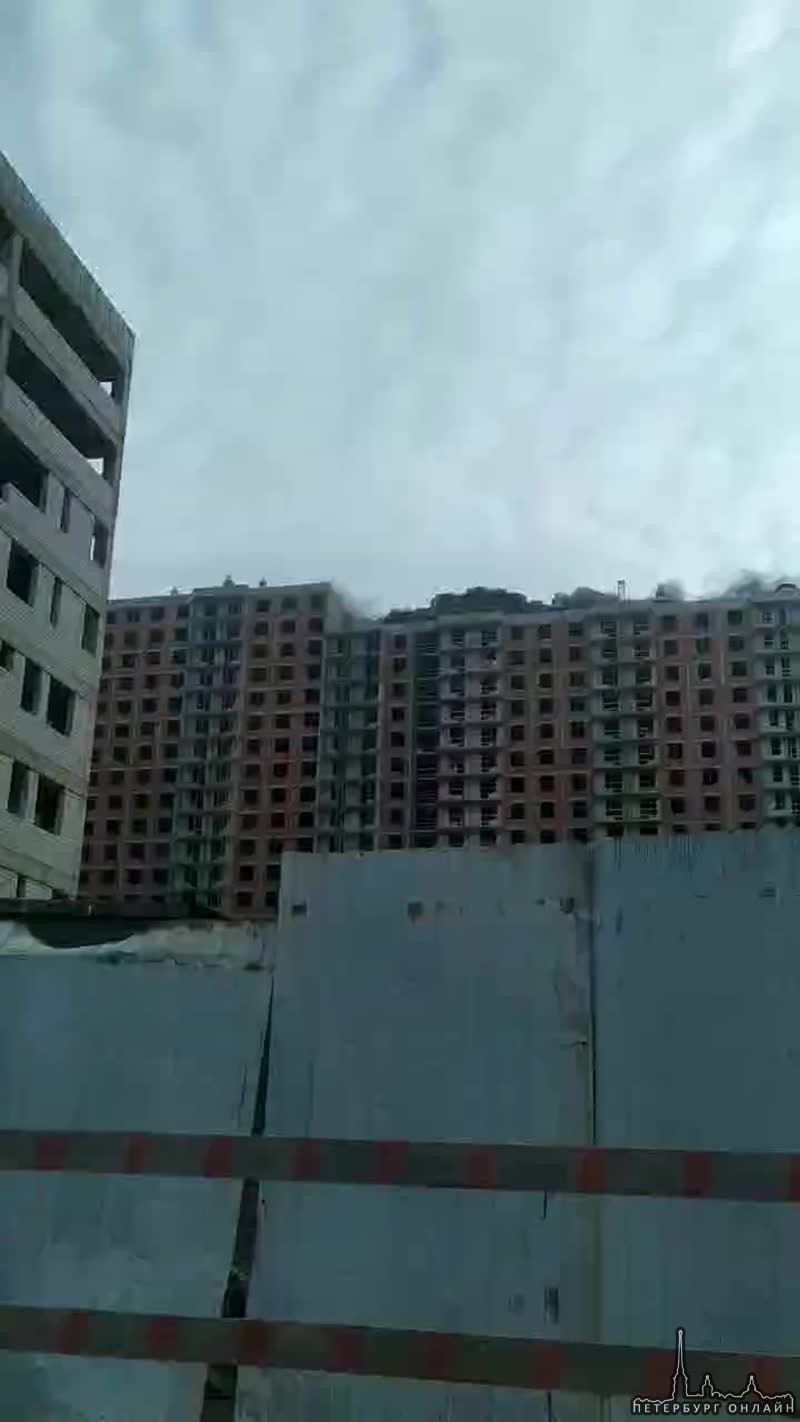 Горит крыша новостройки улице Лагоды 6