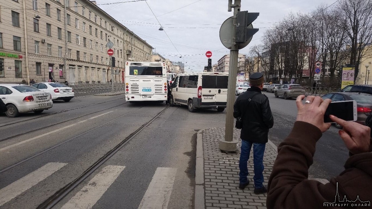 На Лиговском проспекте встали трамваи из-за аварии между микроавтобусом и автобусом. Стоят от остано...