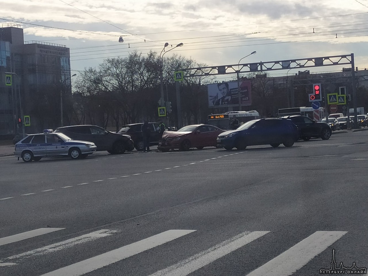 Mercedes и кроссовер встретились на перекрестке Дунайского и Бухарестской