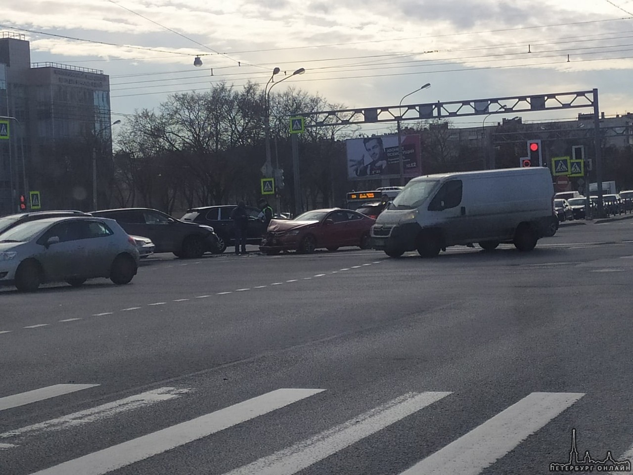 Mercedes и кроссовер встретились на перекрестке Дунайского и Бухарестской