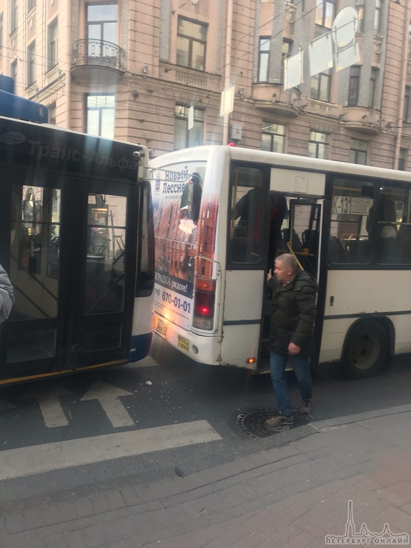 У метро Петроградская троллейбус все остановил. Водитель маршрутки негодует. Единственная полоса общ...