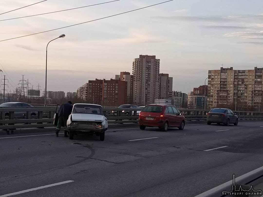 На Российском путепроводе, микроавтобус Sprinter пассажирский врезался в участников ДТП стоявших уже...