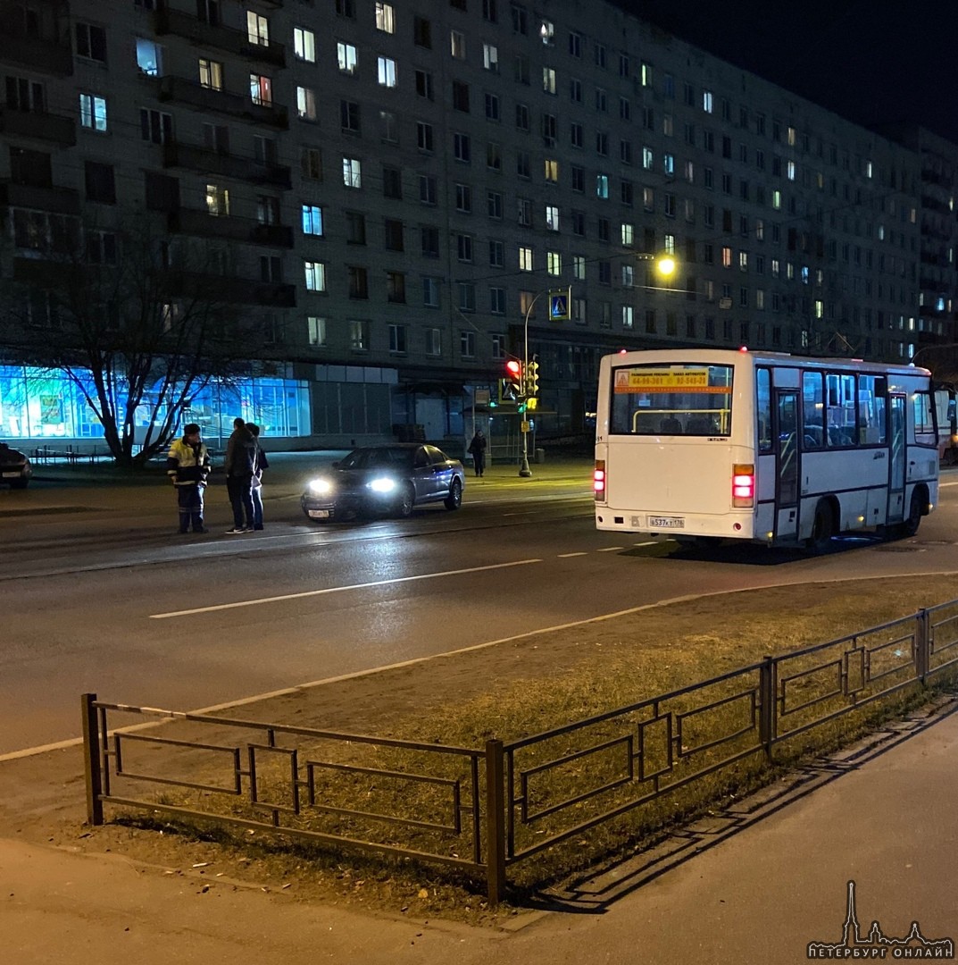Небольшое ДТП с трамваем на Торжковской. Службы на месте, трамвайное движение приостановлено в сторо...