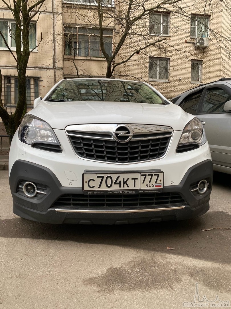 27 марта в 13:59 с улицы Дыбенко от дома 42/3 был угнан автомобиль Opel Mokka белого цвета, 2014 год...