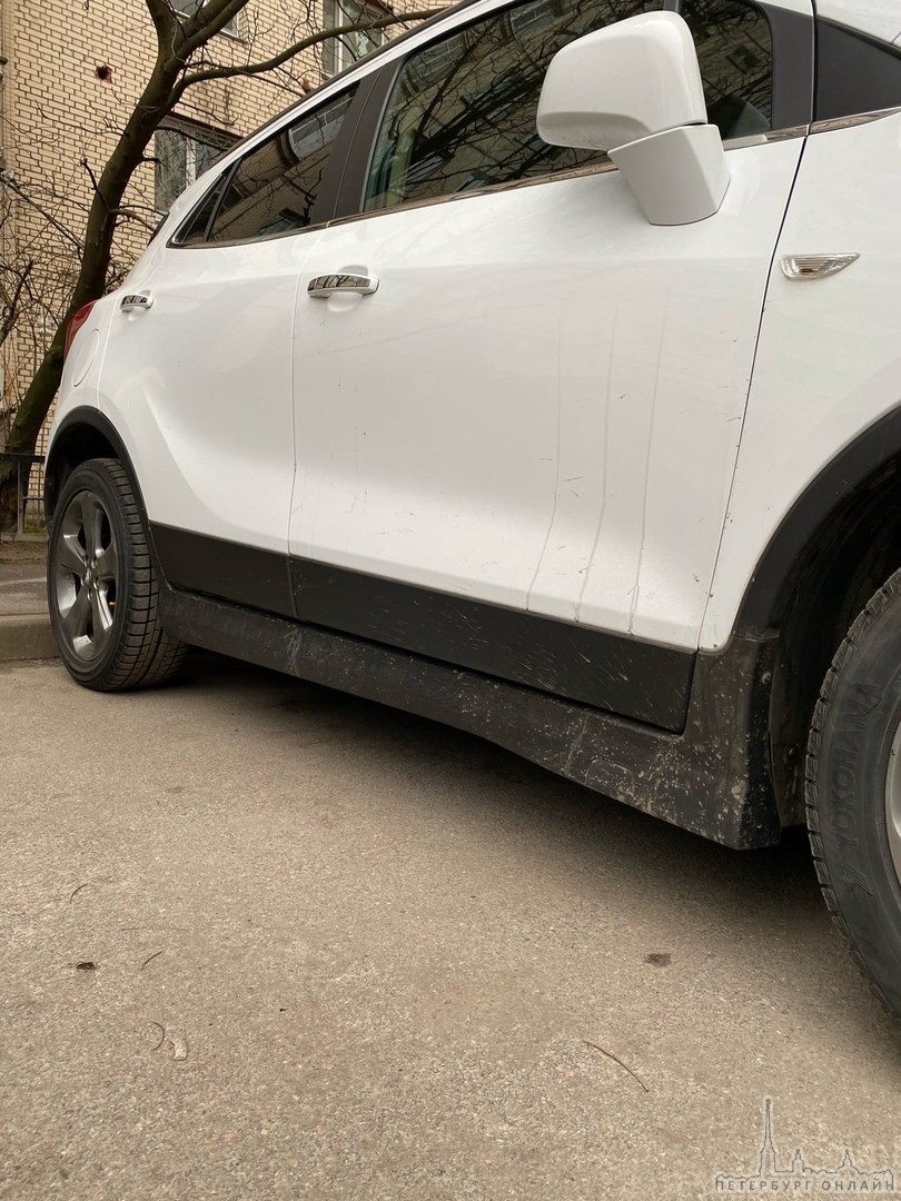 27 марта в 13:59 с улицы Дыбенко от дома 42/3 был угнан автомобиль Opel Mokka белого цвета, 2014 год...