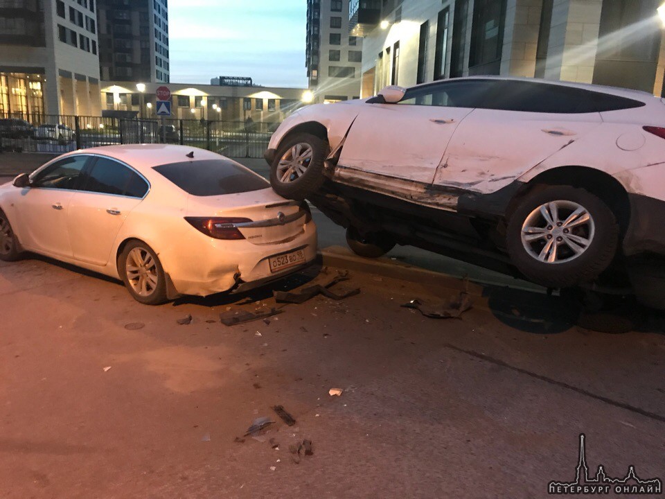 Hyundai припарковался на Инсигнию во дворе дома 10 по Дальневосточному ( Союзный проспект 4 )